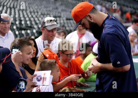 26. JUNI 2015: Houston Astros Starting Pitcher Dallas Keuchel #60 unterzeichnet Autogramme für junge Fans vor dem MLB-Baseballspiel zwischen den Houston Astros und den New York Yankees aus Minute Maid Park in Houston, Texas. (Obligatorischer Vermerk: Erik Williams/CSM)(Bild: © Erik Williams/Cal Sport Media/ZUMAPRESS.com) Stockfoto