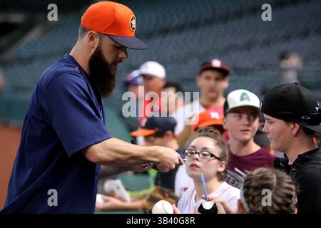 26. JUNI 2015: Houston Astros Starting Pitcher Dallas Keuchel #60 unterzeichnet Autogramme für junge Fans vor dem MLB-Baseballspiel zwischen den Houston Astros und den New York Yankees aus Minute Maid Park in Houston, Texas. (Obligatorischer Vermerk: Erik Williams/CSM)(Bild: © Erik Williams/Cal Sport Media/ZUMAPRESS.com) Stockfoto