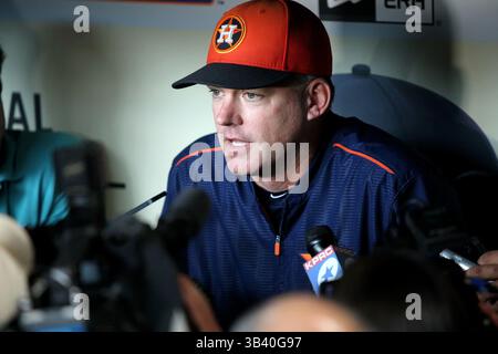 26. JUNI 2015: Houston Astros-Manager A.J. Hinch #14 spricht mit den Medien vor dem MLB-Baseballspiel zwischen den Houston Astros und den New York Yankees vom Minute Maid Park in Houston, Texas. (Obligatorischer Vermerk: Erik Williams/CSM)(Bild: © Erik Williams/Cal Sport Media/ZUMAPRESS.com) Stockfoto