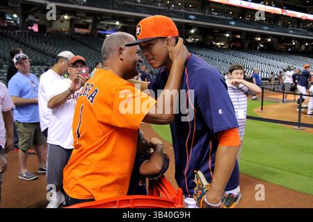 26. JUNI 2015: Houston Astros Shortstop Carlos Correa #1 begrüßt Mitglieder seiner Familie vor dem MLB-Baseballspiel zwischen den Houston Astros und den New York Yankees aus dem Minute Maid Park in Houston, Texas. (Obligatorischer Vermerk: Erik Williams/CSM)(Bild: © Erik Williams/Cal Sport Media/ZUMAPRESS.com) Stockfoto