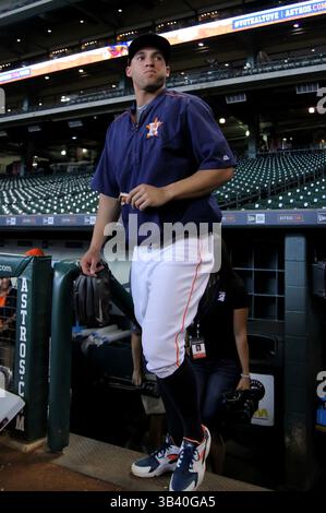 26. JUNI 2015: George Springer #4 von Houston Astros, rechts-Fielder von Houston Astros, nimmt das Feld vor dem Spiel vor dem MLB-Baseballspiel zwischen den Houston Astros und den New York Yankees aus Minute Maid Park in Houston, Texas, auf. (Obligatorischer Vermerk: Erik Williams/CSM)(Bild: © Erik Williams/Cal Sport Media/ZUMAPRESS.com) Stockfoto