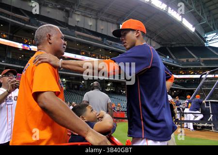 26. JUNI 2015: Houston Astros Shortstop Carlos Correa #1 begrüßt Mitglieder seiner Familie vor dem MLB-Baseballspiel zwischen den Houston Astros und den New York Yankees aus dem Minute Maid Park in Houston, Texas. (Obligatorischer Vermerk: Erik Williams/CSM)(Bild: © Erik Williams/Cal Sport Media/ZUMAPRESS.com) Stockfoto