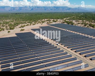 Das Morgenlicht beleuchtet die weitläufigen Solarpaneelfelder in Tinogasta, Catamarca, Argentinien. Ein Symbol für Argentiniens Engagement für saubere Energie und Stockfoto