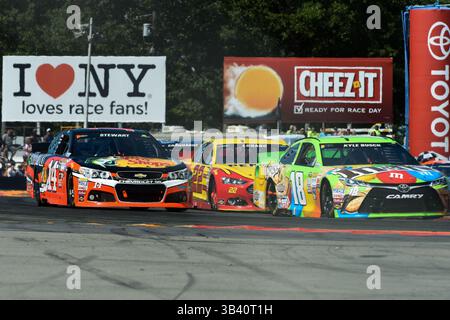 9. August 2015: Kyle Busch #18 führt den Fahrer der NASCAR Sprint Cup Series Tony Stewart #14 und Joey Logano #22 bei der NASCAR Sprint Cup Series Cheez-IT 355 im Glen at Watkins Glen International in Watkins Glen, New York. Rich Barnes/CSM(Bild: © Rich Barnes/Cal Sport Media/ZUMAPRESS.com) Stockfoto