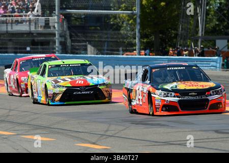 9. August 2015: Tony Stewart #14, NASCAR Sprint Cup Series-Fahrer Kyle Busch #18 und Kyle Larson #42 bei der NASCAR Sprint Cup Series Cheez-IT 355 im Glen at Watkins Glen International in Watkins Glen, New York. Rich Barnes/CSM(Bild: © Rich Barnes/Cal Sport Media/ZUMAPRESS.com) Stockfoto