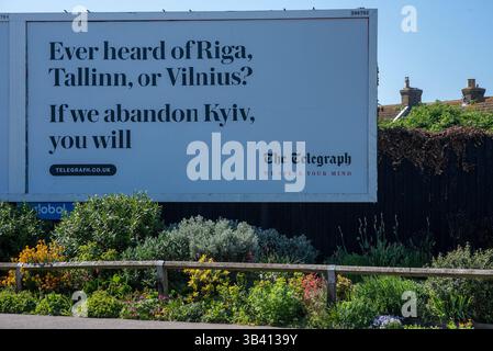 Birchington, Großbritannien. April 2025. Das Telegraph-Kampagnenplakat ist in der Nähe des Stadtzentrums von Birchington zu sehen. Die neue Telegraph Reklametafelkampagne hebt die russischen Leckerbissen in Bezug auf die baltischen Länder (Lettland, Estland und Litauen) hervor, falls die Ukraine vom Vereinigten Königreich und den anderen westlichen Ländern im Stich gelassen wird. (Credit Image: © Krisztian Elek/SOPA Images via ZUMA Press Wire) NUR REDAKTIONELLE VERWENDUNG! Nicht für kommerzielle ZWECKE! Stockfoto