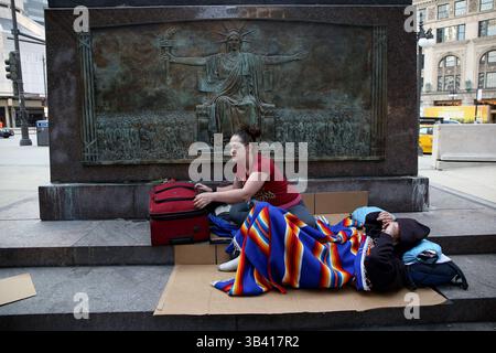 2. September 2015 – Chicago, IL, USA – Sarah Lyon, 24, ist seit fünf Jahren obdachlos und teilt sich mit ihrem 10-jährigen Freund Joseph Nutoni, 28, eine harte Oberfläche, um im Wabash and Wacker Drive auf der Rückseite der George Washington Statue in Chicago zu schlafen. (Bild: © Nancy Stone/TNS Via ZUMA Wire) Stockfoto