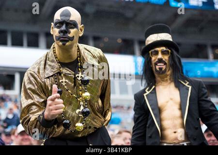 Fans der New Orleans Saints während des NFL-Fußballspiels zwischen den New Orleans Saints und den Carolina Panthers am Sonntag, den 27. September 2015 in Charlotte, NC. Jacob Kupferman/CSM(Bild: © Jacob Kupferman/CSM via ZUMA Wire) Stockfoto