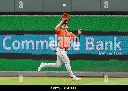 Kansas City, MO, USA. April 2025. Chas McCormick (20) von Houston Astros fängt einen Fliegenball für einen Ausritt auf dem dritten Baseman Maikel Garcia (11) der Kansas City Royals während des zweiten Inning im Kauffman Stadium in Kansas City, MO. David Smith/CSM/Alamy Live News Stockfoto