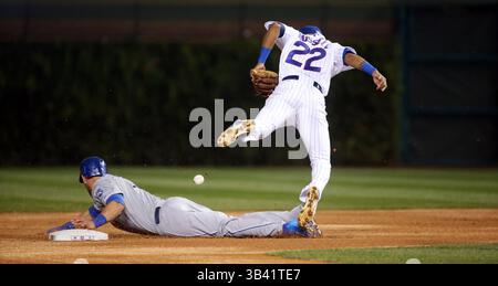 28. September 2015 - Chicago, IL, USA - Kansas City Royals Linksfeldspieler Alex Gordon (4) stiehlt während des ersten Inning am Montag, 28. September 2015, im Wrigley Field in Chicago die zweite Basis vor einem Tag von Chicago Cubs Second Baseman Addison Russell (22). (Bild: © Brian Cassella/TNS via ZUMA Wire) Stockfoto