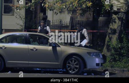 28. September 2015 - Chicago, IL, USA - Polizeibeamte untersuchen den Tatort der Schießerei im Block 5200 der South Justine Street, wo am späten Sonntagabend vier Personen verletzt wurden, am 27. September 2015 in Chicago. (Bild: © Alexandra Tschachkevitch/TNS via ZUMA Wire) Stockfoto