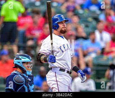 15. AUGUST 2015: Die Texas Rangers verließen den Feldspieler Josh Hamilton (32) bei bat. Während eines MLB-Spiels zwischen den Tampa Bay Rays und den Texas Rangers im Globe Life Park in Arlington, TX, gewinnen die Rangers 12:4. Manny Flores/CSM Stockfoto