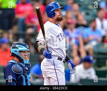 15. AUGUST 2015: Die Texas Rangers verließen den Feldspieler Josh Hamilton (32) bei bat. Während eines MLB-Spiels zwischen den Tampa Bay Rays und den Texas Rangers im Globe Life Park in Arlington, TX, gewinnen die Rangers 12:4. Manny Flores/CSM Stockfoto