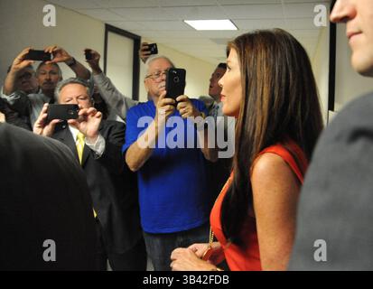 24. August 2015 - Norristown, PA, USA - der Generalstaatsanwalt von Pennsylvania Kathleen Kane kommt am Montag, den 24. August 2015, in den Gerichtssaal B des Montgomery County Courthouse in Norristown, Pennsylvania, zu einer Vorverhandlung über Meineid, falsche Vereidigung und Behinderung der Gerichtsanklage. (Bild: © Clem Murray/TNS via ZUMA Wire) Stockfoto