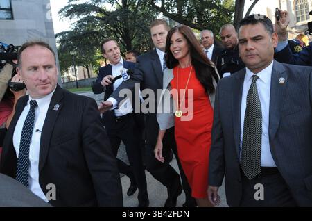 24. August 2015 - Norristown, PA, USA - die umkämpfte Generalstaatsanwältin von Pennsylvania Kathleen Kane verlässt das Montgomery County Courthouse in Norristown, PA. Am Montag, den 24. August 2015, umgeben von ihrem Sicherheitsbeamten, nach einer Vorverhandlung über Anklagen gegen sie, einschließlich Meineid, falscher Vereidigung und Behinderung der Justiz. Sie wird zur Verhandlung festgehalten. (Bild: © Clem Murray/TNS via ZUMA Wire) Stockfoto