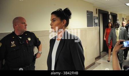 24. August 2015 - Norristown, PA, USA - die Generalstaatsanwältin Kathleen Kane von Pennsylvania, ganz rechts in Rot, folgt ihrer identischen Zwillingsschwester Ellen Granahan Goffer, links, in Gerichtssaal B im Montgomery County Courthouse in Norristown, Pa., für eine Vorverhandlung über Meineid, falsche Vereidigung und Behinderung der Gerichtsverfahren am Montag, 24. August 2015. (Bild: © Clem Murray/TNS via ZUMA Wire) Stockfoto