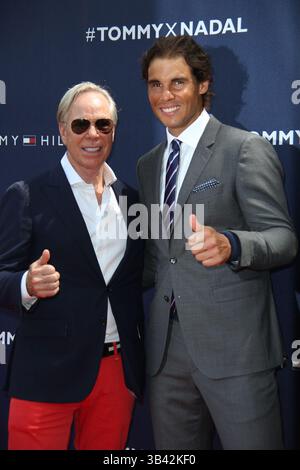 August 2015 - New York, New York, USA - TOMMY HILFIGER und RAFAEL NADAL nehmen am globalen Brand Launch Event von Tommy Hilfiger und Rafael Nadal Teil.Bryant Park, NYC.25. August 2015.Fotos von , Photos Inc 2015 (Kreditbild: © Sonia Moskowitz/Globe Photos via ZUMA Wire) Stockfoto