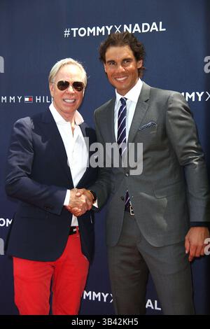 August 2015 - New York, New York, USA - TOMMY HILFIGER und RAFAEL NADAL nehmen am globalen Brand Launch Event von Tommy Hilfiger und Rafael Nadal Teil.Bryant Park, NYC.25. August 2015.Fotos von , Photos Inc 2015 (Kreditbild: © Sonia Moskowitz/Globe Photos via ZUMA Wire) Stockfoto