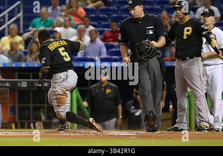 26. August 2015 - Miami, FL, USA - Josh Harrison (5) der Pittsburgh Pirates erzielte am Mittwoch, 26. August 2015, im Marlins Park in Miami ein RBI-Doppel von Andrew McCutchen. Die Piraten haben mit 7:2. (Bild: © David Santiago/TNS via ZUMA Wire) Stockfoto