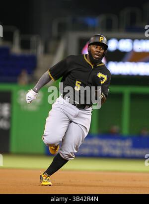 26. August 2015 - Miami, FL, USA - Josh Harrison (5) der Pittsburgh Pirates gewinnt am Mittwoch, den 26. August 2015, im Marlins Park in Miami ein RBI-Doppelspiel von Andrew McCutchen. Die Piraten haben mit 7:2. (Bild: © David Santiago/TNS via ZUMA Wire) Stockfoto