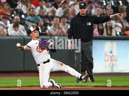 Baltimore, Usa. April 2025. Baltimore Orioles dritter Baseman Ramón Urías (29) wirft am Dienstag, den 29. April 2025, die zweite Baseman für einen Feldspieler auf dem New York Yankees Baserunner Pablo Reyes während des siebten Inning in Camden Yards in Baltimore, Maryland. Der Schiedsrichter Ryon Additon signalisiert hinter Urias. Foto: David Tulis/UPI Credit: UPI/Alamy Live News Stockfoto