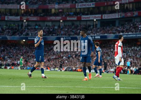 LONDON, ENGLAND - 29. APRIL: Achraf Hakimi und Ousmane Dembele tauschen sich während des Halbfinales der UEFA Champions League 2024/25 im First Leg Spiel zwischen Arsenal und Paris Saint-Germain im Arsenal Emirate Stadium am 29. April 2025 in London. (Foto: Lounis Tiar Credit: Lounisphotography/Alamy Live News Stockfoto