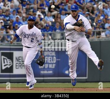 21. Juli 2015 - Kansas City, MO, USA - Kansas City Royals dritter Baseman Mike Moustakas, rechts, wirft den Starling Marte der Pittsburgh Pirates im vierten Inning zunächst auf einen Grounder, als Shortstop Alcides Escobar (2) das Spiel am Dienstag, 21. Juli 2015 im Kauffman Stadium in Kansas City, Mo. (Kreditbild: © John Sleezer/TNS via ZUMA Wire) unterstützt. Stockfoto