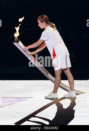 10. Juli 2015 – Toronto, Ontario, Kanada – Faith Zacharias platziert die Pan am Flamme während der Eröffnungszeremonie der Pan American Games 2015 im Rogers Centre am 10. Juli 2015 in Toronto, Ontario, Kanada. (Bild: © Andrew Chin/ZUMA Wire) Stockfoto