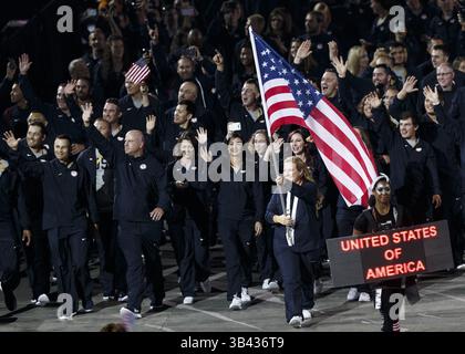 10. Juli 2015 – Toronto, Ontario, Kanada – KIM RHODE vom Team USA trägt die Flagge der Vereinigten Staaten während der Eröffnungszeremonie der Pan American Games 2015 im Rogers Centre. (Bild: © Andrew Chin/ZUMA Wire) Stockfoto