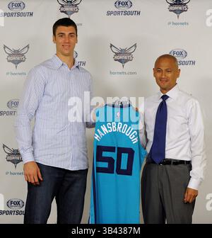 22. Juli 2015 - Charlotte, NC, USA - Tyler Hansborough, zusammen mit Charlotte Hornets General Manager Rich Cho, nach einer Pressekonferenz, in der Hansborough am Mittwoch, den 22. Juli 2015, in Charlotte, N.C. unterzeichnet hat (Credit Image: © Jeff SINER/TNS via ZUMA Wire) Stockfoto