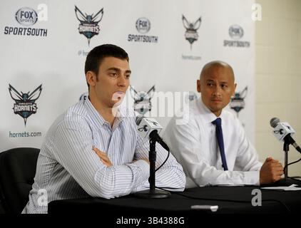 22. Juli 2015 - Charlotte, NC, USA - Tyler Hansbrough, links, antwortet auf die Frage eines Reporters, als Charlotte Hornets General Manager Rich Cho während einer Pressekonferenz zusieht, in der Hansborough am Mittwoch, 22. Juli 2015, in Charlotte, N.C. unterzeichnet hat (Credit Image: © Jeff SINER/TNS via ZUMA Wire) Stockfoto
