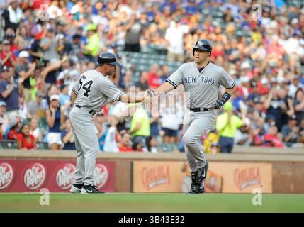 30. JULI 2015: New York Yankees erster Baseman Mark Teixeira #25 schüttelt die Hand mit New York Yankees dritter Basecoach Joe Espada #54, nachdem er während eines MLB-Spiels zwischen den New York Yankees und den Texas Rangers im Globe Life Park in Arlington, Texas, Texas, New York mit 7:6(Credit Image: © Albert Pena/Cal Sport Media/ZUMAPRESS.com) Stockfoto