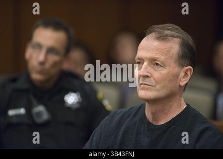 31. Juli 2015 - Sacramento, Kalifornien, USA - der Ex-Cal-Feuerwehrchef Orville Fleming hört Richter Sharon Lueras am 31. Juli 2015 in Sacramento, Kalifornien. Fleming wurde wegen Mordes seiner Freundin Sarah Douglas in ihrem Haus in Elk Grove im Mai 2014 zu 16 Jahren lebenslänglich verurteilt. (Bild: © Randy Pench/Sacramento Bee Via ZUMA Wire) Stockfoto