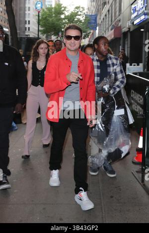 NEW YORK, NY - 29. APRIL 2025: Schauspieler Jeremy Renner nimmt an der Sondervorführung von MY NEXT BREATH Teil, einem sehr persönlichen Dokumentarfilm, der seine Genesungsreise nach einem lebensbedrohlichen Schneepflug-Unfall dokumentiert. Die Premiere fand im Gramercy Theatre statt, wo eine Mischung aus Branchengrößen, Fans und Medien entstand. Renner sprach offen über Widerstandsfähigkeit, geistige Stärke und Dankbarkeit während einer Fragerunde nach dem Screening. (FOTO: GIADA PAPINI RAMPELOTTO/EUROPANEWSWIRE). Quelle: Europa Newswire/Alamy Live News Stockfoto