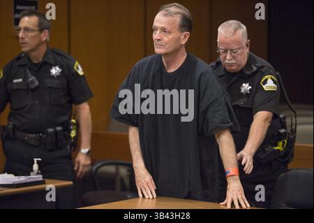 31. Juli 2015 - Sacramento, Kalifornien, USA - Ein Gerichtsvollzieher greift, um den Ex-Cal-Feuerwehrchef Orville Fleming, Zentrum, nach seiner Verurteilung am Freitag, 31. Juli 2015 in Sacramento, Kalifornien, zu Handschellen zu fesseln. Fleming erhielt eine 16-jährige Haftstrafe, weil er seine Freundin Sarah Douglas in ihrem Haus in Elk Grove im Mai 2014 ermordet hatte. (Bild: © Randy Pench/Sacramento Bee Via ZUMA Wire) Stockfoto