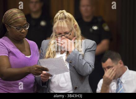 31. Juli 2015 - Sacramento, Kalifornien, USA - Opferanwalt Michelle Ehemänner, links, unterstützt Trudy Werley, Mutter von Sarah Douglas, die am Freitag, 31. Juli 2015 in Sacramento, Kalifornien, eine Aussage über ihre Tochter liest. Nicholas Mitrick, der Vater von Douglas' Baby, wischt sich sein Gesicht, rechts. Als er Werley hört, wurde Orville Fleming zu 16 Jahren lebenslänglich verurteilt, weil er seine Freundin Sarah Douglas im Mai 2014 in ihrem Haus in Elk Grove ermordet hatte. (Bild: © Randy Pench/Sacramento Bee Via ZUMA Wire) Stockfoto