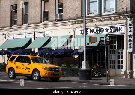 25. Mai 2015 - New York, New York, USA - The Noho Star, eines der Restaurants im East Village. Das East Village ist voll von vielen exzellenten Restaurants, die eine Auswahl an ethnischen Angeboten bieten. Die Avenues A und B sind der Hotspot neuer cafÃ, Bars und Nachtclubs. Das Hotel liegt zwischen den Gipfeln der Wall Street und dem Empire State Building, wo sich die Universität von New York befindet, und ist nur einen kurzen Spaziergang vom Washington Square Park entfernt. Es gibt zahlreiche Kunstgalerien, Clubs, Geschäfte und Boutiquen in der Nachbarschaft. Lebensmittel- und Eisenwarengeschäfte befinden sich im selben Bereich. (Bild: © Sergi Reboredo/ZUMA Wire/ Stockfoto