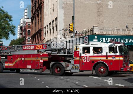 25. Mai 2015 - New York, New York, USA - Ein langer Feuerwehrwagen aus dem East Village. East Village ist wahrscheinlich das soziale Mekka von New York. Im Gegensatz zu Greenwich Village hat jedes Dorf eine grungigere, rockigere Umgebung. East Village ist die Heimat zahlreicher bedeutender Künstler wie The Ramones, Lou Reed, The Velvet Underground sowie vieler Punkbands, die noch heute spielen. Das Fillmore Auditorium ist nicht in Betrieb, aber es gibt viele andere offene Clubs wie Coney Island High, CBGB's und Irving Plaza (nur 3 Blocks vom Hotel 17 entfernt). In East Village gibt es auch viele (aber köstliche) günstige Restaurants, Stockfoto