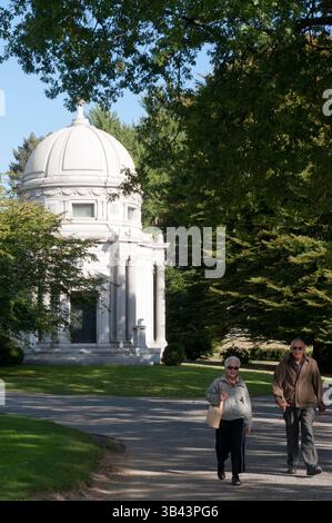 26. Mai 2015 - New York, New York, USA - Woodlawn Cemetery. Webster Avenue Ecke East 233rd Street. Woodlawn 4 (Mo-so 8:30-17/nach vorheriger Genehmigung durch Fotografien). Telefon 718-920-0500. Einer der interessantesten Orte in Bronx, könnte der Woodlawn Cemetery sein, wo sie als berühmte Namen wie Miles Davis oder Duke Ellinton und andere historische Persönlichkeiten enden. Am Eingang können sie Ihnen auf einer Karte mitteilen, wo die Gräber verschieden sind. (Bild: © Sergi Reboredo/ZUMA Wire/ZUMAPRESS.com) Stockfoto
