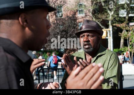 25. Mai 2015: New York, New York, USA: Einige Bluessänger im Washington Square Park im Greenwich Village Park. Dieser riesige Park, in dem sich heute Saxophonisten, Bluessänger, Touristen und College-Schachspieler zu jeder Zeit versammeln, war einst ein Sumpfgebiet, in dem Menschen zu Duellen und Hinrichtungen gefordert und sogar geübt wurden, diente als Massengrab. Von Edgar Allan Poe bis Simon und Garfunkel nehmen Sie an unserer Tour durch den Ort Teil, an dem amerikanische Literatur, Malerei, Kino und moderne Musik ihren Ursprung haben. Dieser Spaziergang durch die verwinkelten Gassen von Greenwich Village bringt Sie von Washington Squa Stockfoto