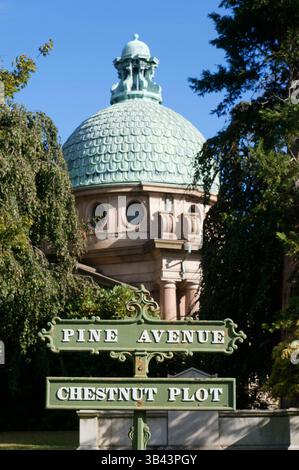 26. Mai 2015 - New York, New York, USA - Woodlawn Cemetery. Webster Avenue Ecke East 233rd Street. Woodlawn 4 (Mo-so 8:30-17/nach vorheriger Genehmigung durch Fotografien). Telefon 718-920-0500. Einer der interessantesten Orte in Bronx, könnte der Woodlawn Cemetery sein, wo sie als berühmte Namen wie Miles Davis oder Duke Ellinton und andere historische Persönlichkeiten enden. Am Eingang können sie Ihnen auf einer Karte mitteilen, wo die Gräber verschieden sind. (Bild: © Sergi Reboredo/ZUMA Wire/ZUMAPRESS.com) Stockfoto