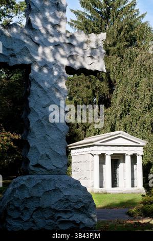 26. Mai 2015 - New York, New York, USA - Woodlawn Cemetery. Webster Avenue Ecke East 233rd Street. Woodlawn 4 (Mo-so 8:30-17/nach vorheriger Genehmigung durch Fotografien). Telefon 718-920-0500. Einer der interessantesten Orte in Bronx, könnte der Woodlawn Cemetery sein, wo sie als berühmte Namen wie Miles Davis oder Duke Ellinton und andere historische Persönlichkeiten enden. Am Eingang können sie Ihnen auf einer Karte mitteilen, wo die Gräber verschieden sind. (Bild: © Sergi Reboredo/ZUMA Wire/ZUMAPRESS.com) Stockfoto