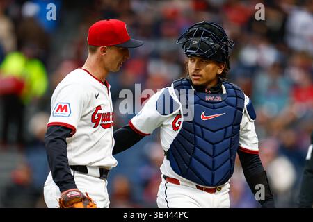 Cleveland, Ohio, USA. April 2025. Cleveland Guardians Pitcher Doug Nikhazy (65) und Catcher Bo Naylor (23) verlassen das Feld während des ersten Inning des Boston Red Sox and Cleveland Guardians Major League Baseballspiels im Progressive Field in Cleveland, Ohio. Brian Fisher/CSM/Alamy Live News Stockfoto