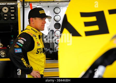 18. September 2015 – Joliet, IL, USA – Joliet, IL – 18. September 2015: Carl Edwards (19) hängt während des Trainings für den myAFibRisk.com 400 auf dem Chicagoland Speedway in Joliet, IL, in der Garage ab. (Kreditbild: © ASP/CSM Via ZUMA Wire) Stockfoto