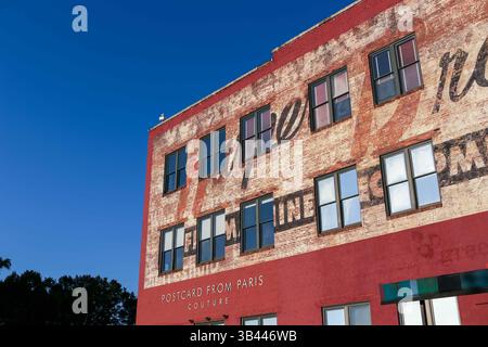 19. September 2015 - Greenville, SC, Vereinigte Staaten von Amerika - Postkarte aus dem Pariser Gebäude im historischen West End-Viertel an der Main Street in Downtown Greenville, South Carolina. (Bild: © Richard Ellis Via ZUMA Wire) Stockfoto