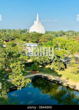 Heilige buddhistische Stupa, die hoch unter dem Himmel steht und Frieden, Erleuchtung und das spirituelle Erbe der alten Traditionen Sri Lankas symbolisiert. Stockfoto