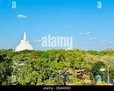 Heilige buddhistische Stupa, die hoch unter dem Himmel steht und Frieden, Erleuchtung und das spirituelle Erbe der alten Traditionen Sri Lankas symbolisiert. Stockfoto