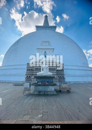 Heilige buddhistische Stupa, die hoch unter dem Himmel steht und Frieden, Erleuchtung und das spirituelle Erbe der alten Traditionen Sri Lankas symbolisiert. Stockfoto