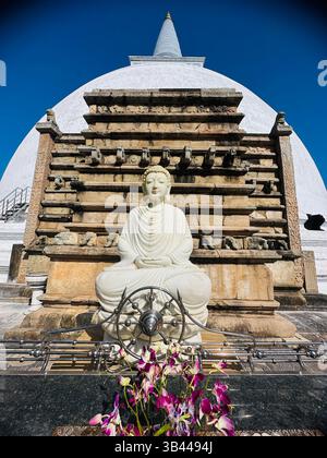 Heilige buddhistische Stupa, die hoch unter dem Himmel steht und Frieden, Erleuchtung und das spirituelle Erbe der alten Traditionen Sri Lankas symbolisiert. Stockfoto