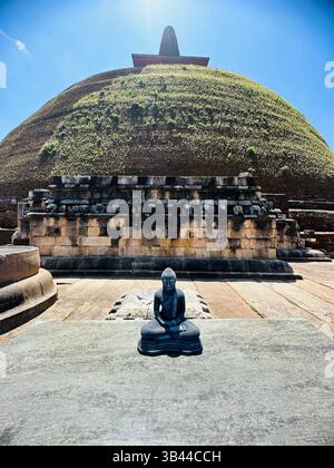 Heilige buddhistische Stupa, die hoch unter dem Himmel steht und Frieden, Erleuchtung und das spirituelle Erbe der alten Traditionen Sri Lankas symbolisiert. Stockfoto